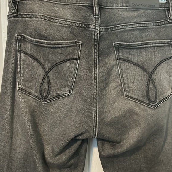 Calvin Klein size 28 mid rise Jegging - Picture 6 of 12